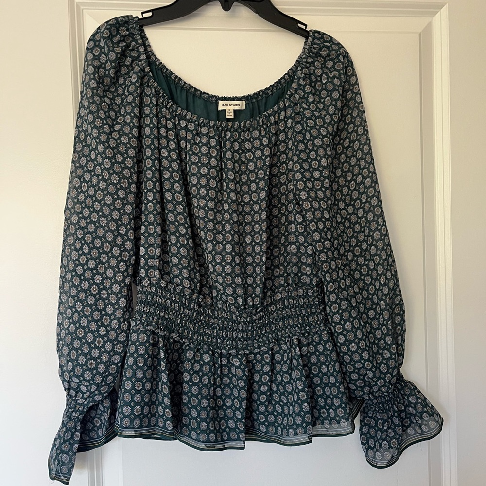 Green Max Studio Printed blouse!